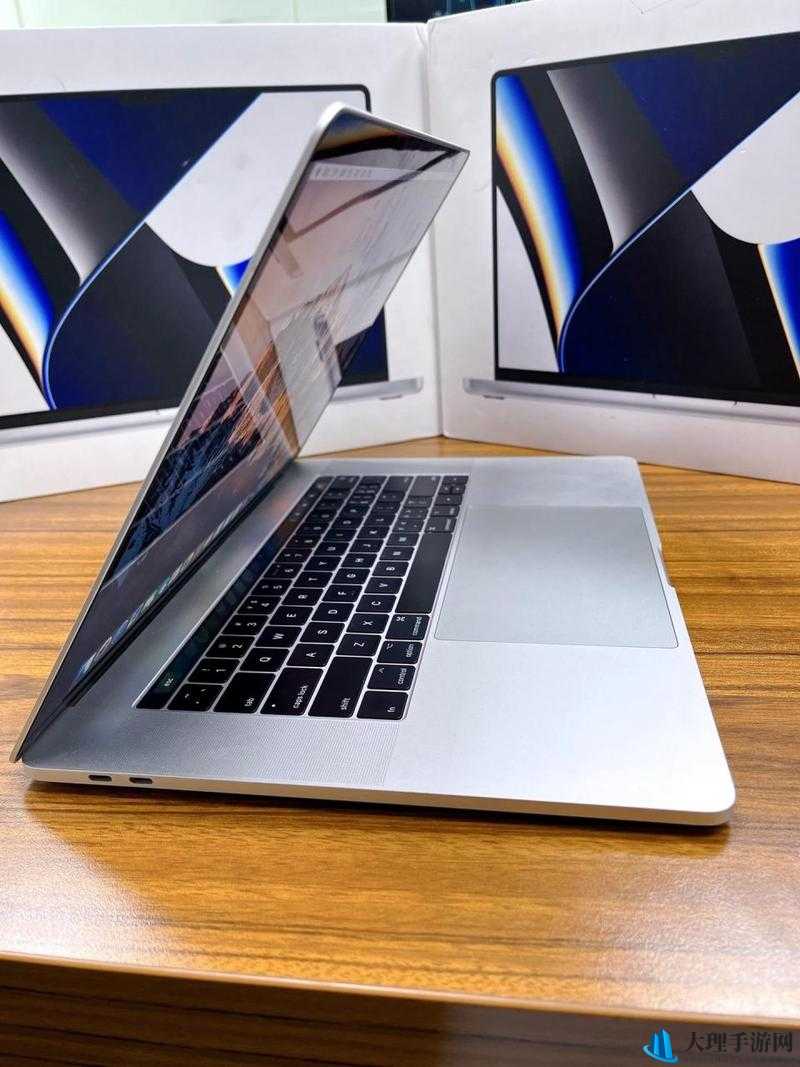 1819 岁 macbookpro 的屏幕：精彩呈现