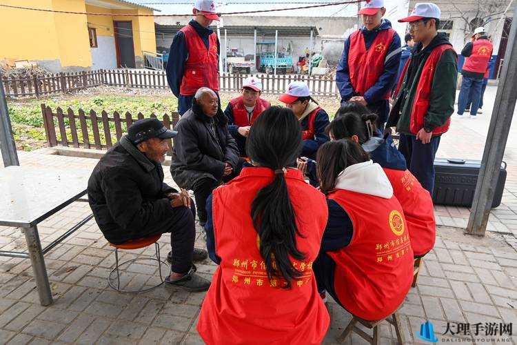 三个大学生慰问敬老院：传递温暖与关爱