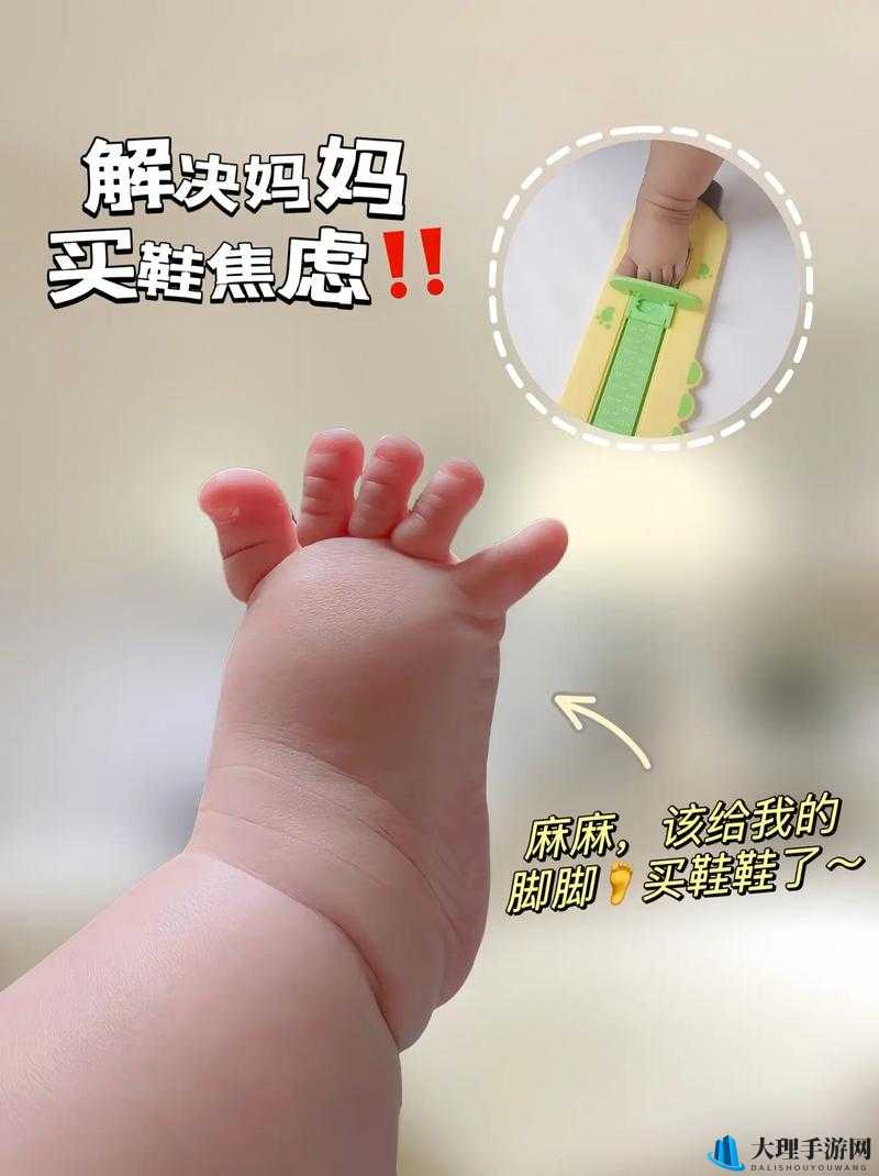 宝宝脚抬高看镜子的有趣瞬间