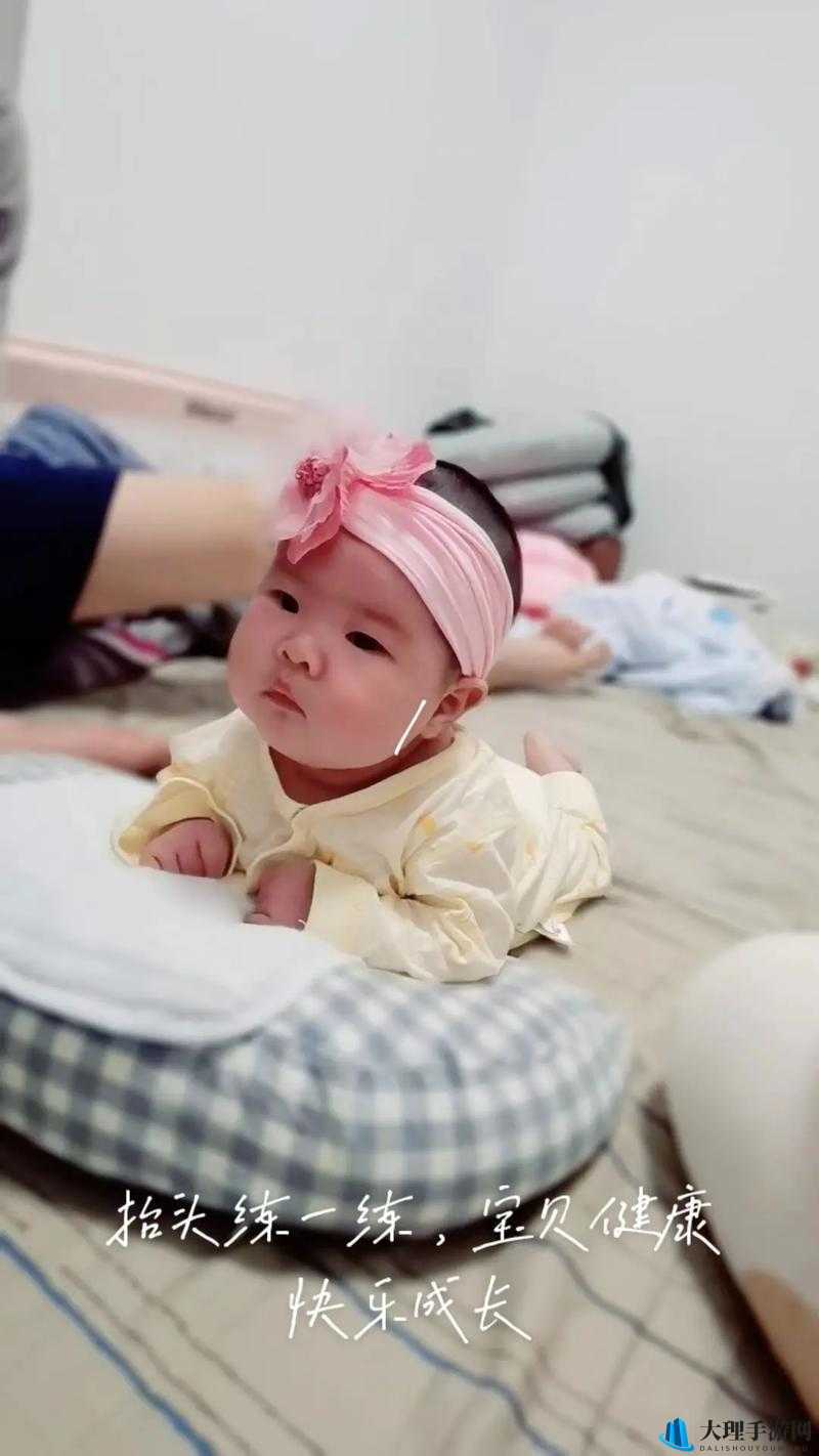 宝宝把腿抬起来靠墙上C：婴幼儿有趣的姿势探索与成长瞬间